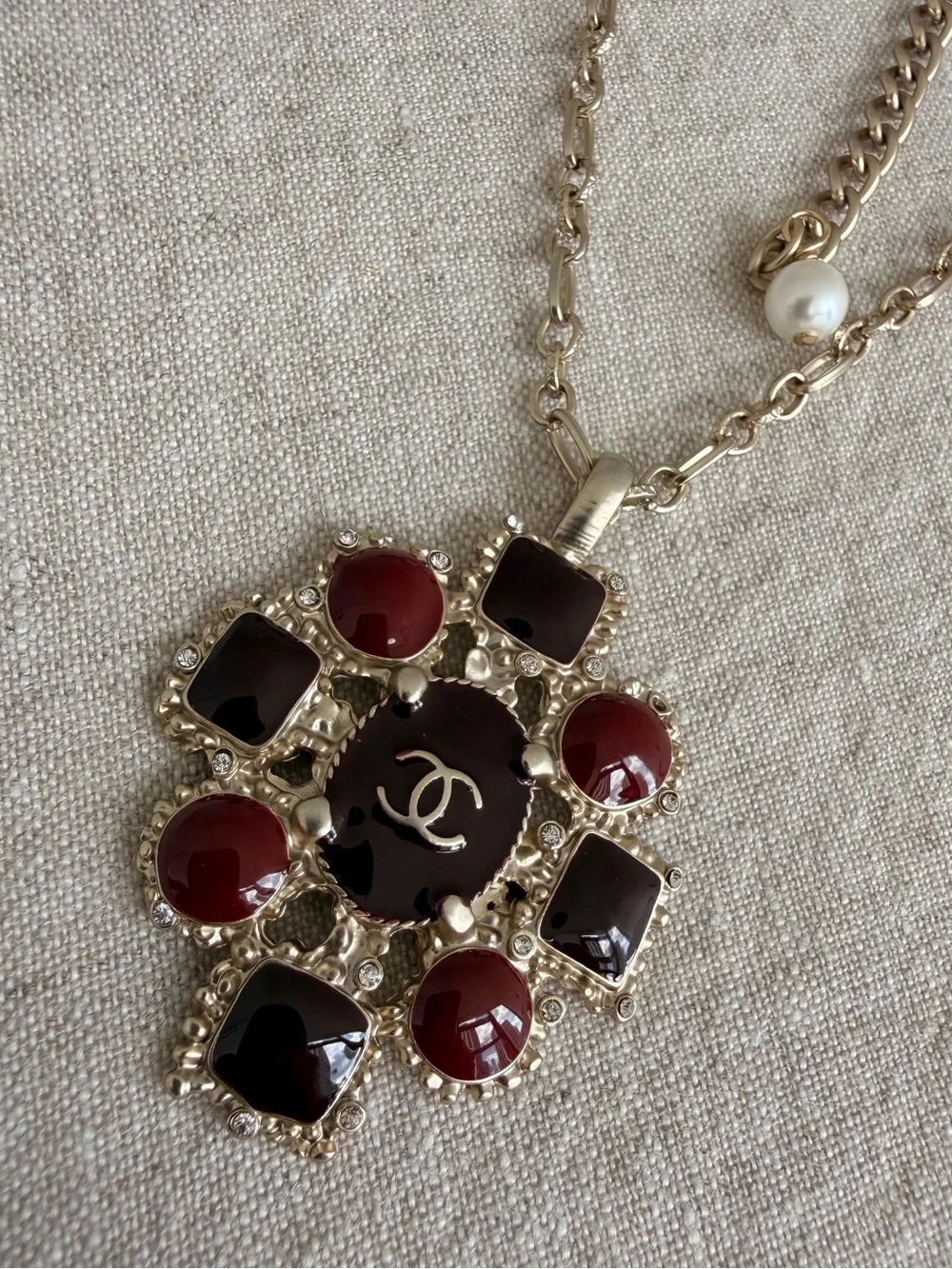 🍷CHANEL Gold-Tone Pendant Necklace with Black & Deep Red Enamels✨